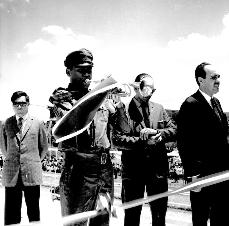 El trompeta ejecuta el clarín, durante los actos realizados en el Centenario de la Epopeya Nacional.