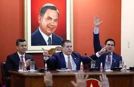 El diputado colorado disidente Mauricio Espínola le recomendó al ministro Juan Carloos Baruja no estar todo el tiempo a lado de Horacio Cartes si quiere ser vicepresidente.