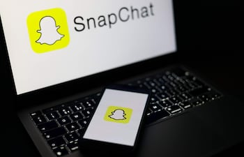 Logo de Snapchat en una computadora y un teléfono celular.