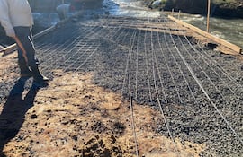 El uso de puentes de madera y materiales básicos demuestra la precariedad de las soluciones implementadas por el MOPC, especialmente ante un evento internacional de gran envergadura como el WRC.