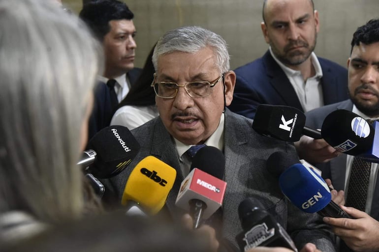 El presidente del IPS, Isaías Fretes, conversa con periodistas en el Senado antes de exponer sobre la situación financiera del IPS.