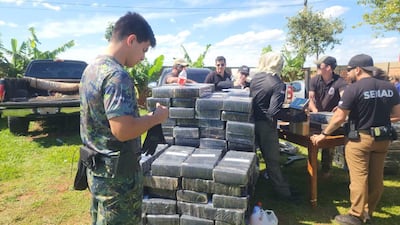 Militares y oficiales de la Senad pesan los panes de marihuana incautados en el operativo Umbral.