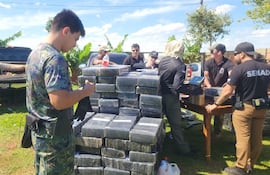 Militares y oficiales de la Senad pesan los panes de marihuana incautados en el operativo Umbral.