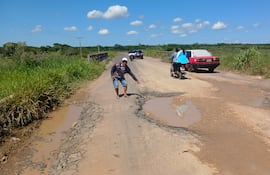 El poblador Catalino Ojeda mostrando el mal estado del camino entre RI 3 Corrales y Coronel Oviedo.