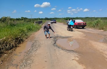 El poblador Catalino Ojeda mostrando el mal estado del camino entre RI 3 Corrales y Coronel Oviedo.