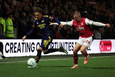 Max Dowman (izquierda), la perla del Arsenal, fue suspendido por tres partidos por su expulsión ante el Fleetwood Town, que dio el batacazo en la Copa de la Liga al eliminar al monarca de la Premier League.