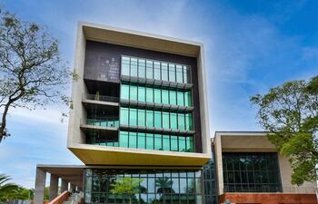 Fachada del nuevo edificio de la embajada de los Estados Unidos por cuya inauguración enterrarán una cápsula del tiempo. Los internautas pueden votar para elegir qué cosas incluir en ella. Foto: Cuenta de Twitter @laembajada
