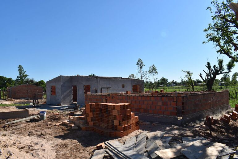 
La construcción de las casas está a cargo de efectivos militares y funcionarios de la SEN 