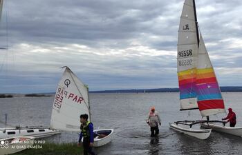 Veleros que compitieron en la Regata “Paz del Chaco” en el Lago Ypacaraí.