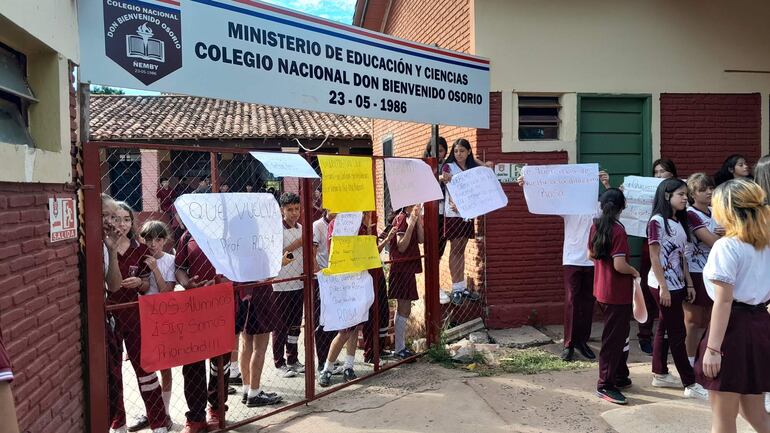 La institución no cuenta con sombra y las salas de clases son muy angostas, sin la mínima comodidad.