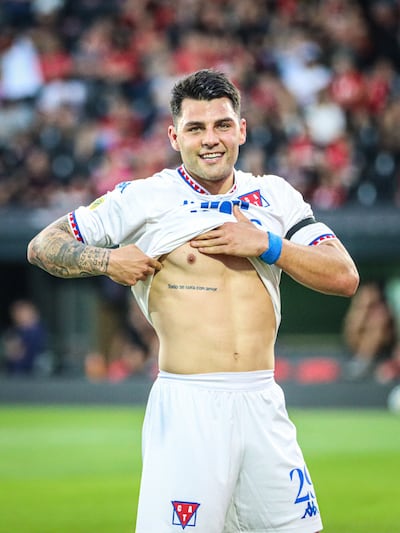 Ignacio Russo con el tatuaje: “Todo se cura con amor” tras el gol de este viernes.