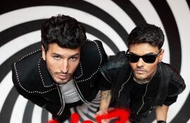 Sebastián Yatra y Abraham Mateo en la imagen del sencillo promocional.