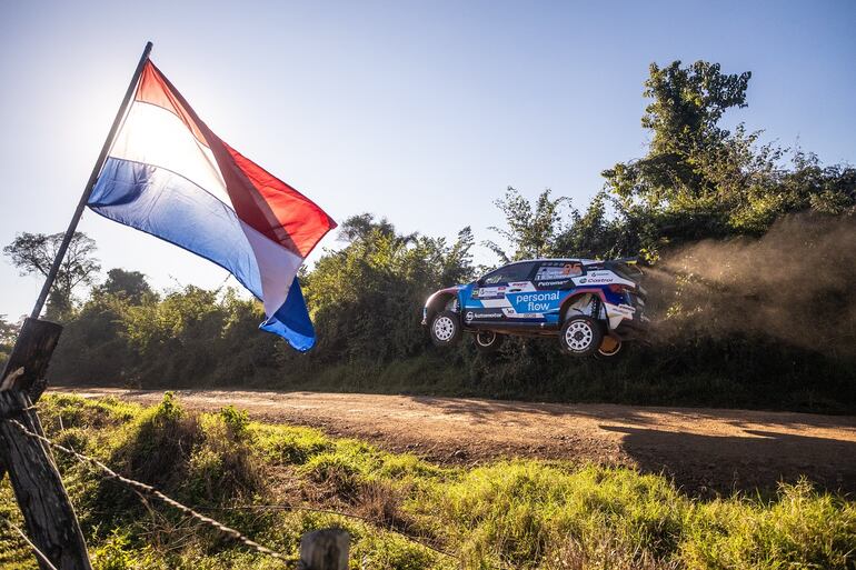 Fau Zaldívar llegó a ocupar el tercer lugar en la general de la WRC2, pero en la segunda sección del día cedió dos posiciones para culminar en la quinta plaza con el Skoda Fabia RS Rally2.