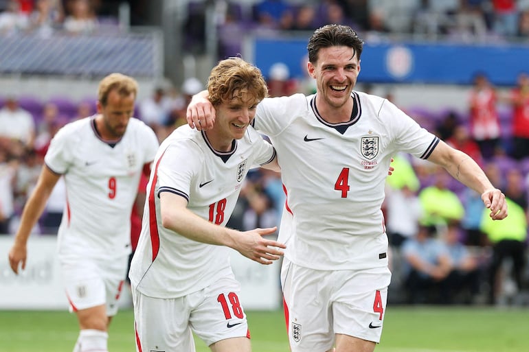 Declan Rice de Inglaterra celebra haber marcado el primer gol de su equipo con Anthony Gordon durante el partido amistoso internacional entre Inglaterra y Costa Rica en el Estadio Inter&Co en Orlando, Florida