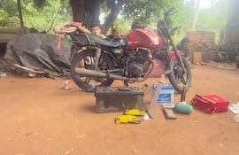 Persecución por moto robada llevó a presunto aguantadero con autopartes y cuatro aprehendidos