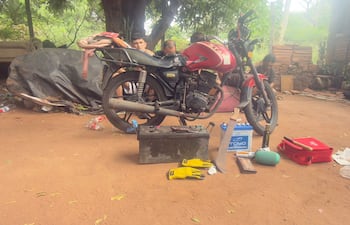Persecución por moto robada llevó a presunto aguantadero con autopartes y cuatro aprehendidos