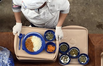 Los contratos de provisión de alimentos, la logística, el almacenamiento y la distribución representan compromisos que no pueden ajustarse con la misma rapidez que los ingresos provenientes de la cesión de energía.