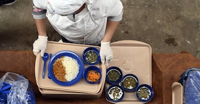 Los contratos de provisión de alimentos, la logística, el almacenamiento y la distribución representan compromisos que no pueden ajustarse con la misma rapidez que los ingresos provenientes de la cesión de energía.