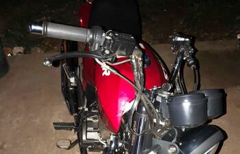 La motocicleta robada fue recuperada en un aguantadero en el barrio San Rafael.