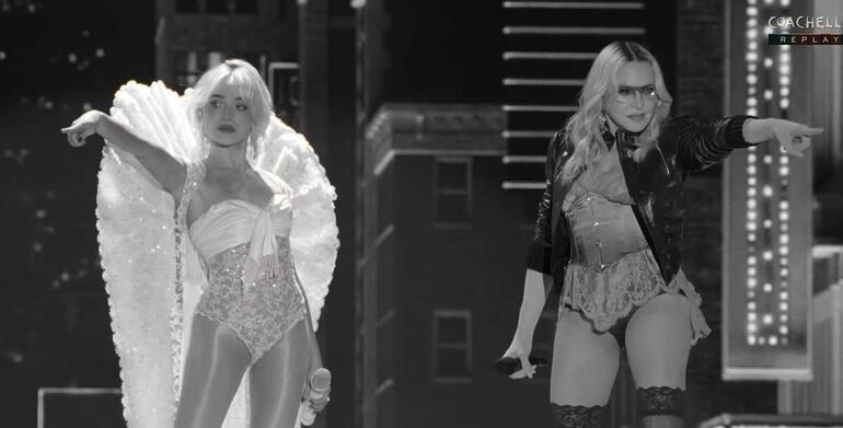 Sabrina Carpenter en traje blanco brillante y Madonna en chaqueta negra, ambas gesticulando enérgicamente sobre el escenario.
