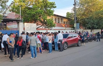 Docenas de padres madrugaron para inscribir a sus hijos en la Escuela Juan Pablo Zaracho de San Lorenzo este miércoles.