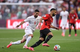 La estrella Mohamed Salah avanza ante la marca del iraní Milad Mohammadi, en el juego que igualaron ambos, para la clasificación de los egipcios.
AFP