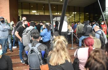 Aglomeración de personas en las oficinas de Registros Públicos