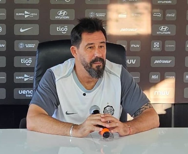 El entrenador de Olimpia, Pablo "Vitamina" Sánchez en la conferencia de prensa brindada en la tarde del sábado en la sede de la Villa Olimpia.
