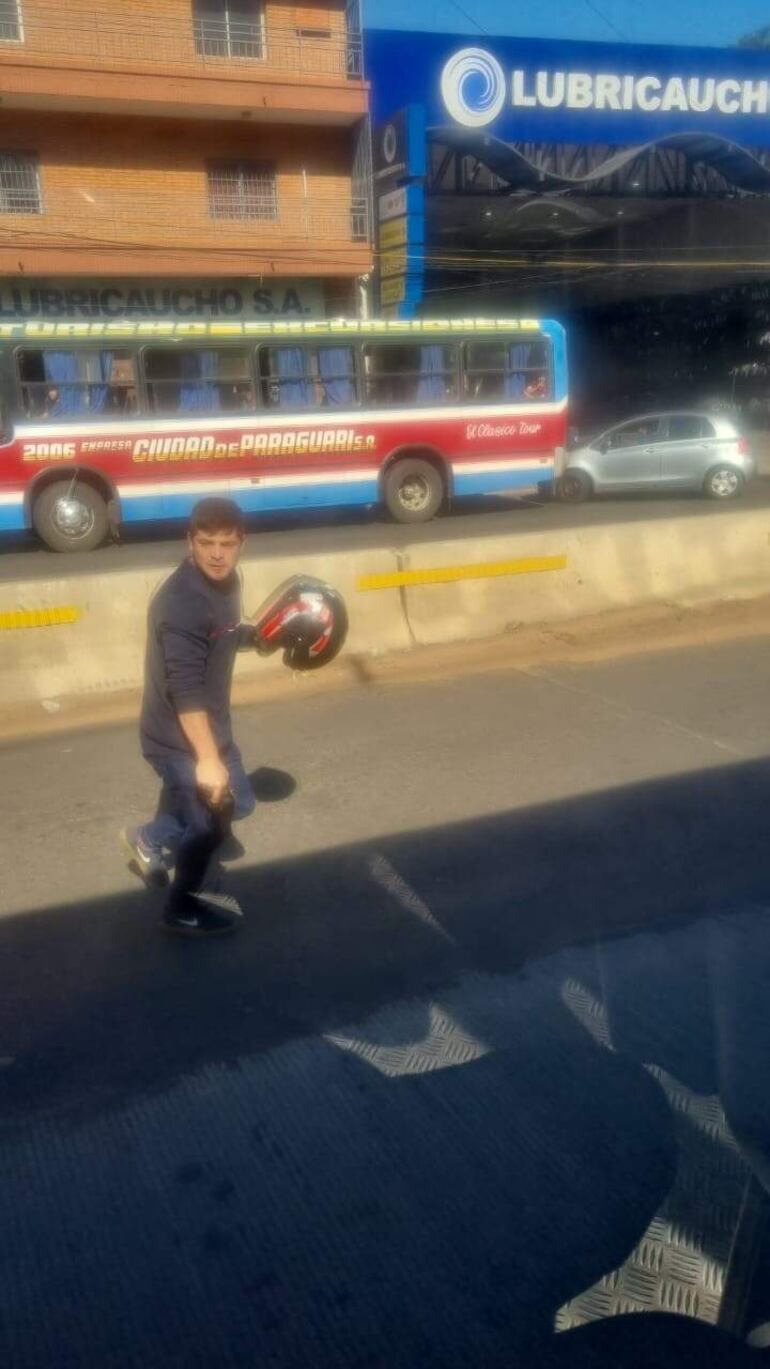 Imagen de uno de los supuestos delincuentes que huyó a pie.