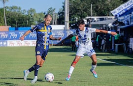 Luis de la Cruz (34 años), de Trinidense, intenta llevarse el balón ante la marca de Elvio Vera (24), ayer en la Fortaleza.