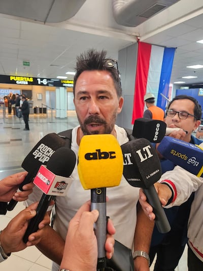 El entrenador de Olimpia, Pablo "Vitamina" Sánchez charlando con los medios de comunicación antes de emprender el viaje rumbo a Brasil.