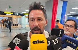 El entrenador de Olimpia, Pablo "Vitamina" Sánchez charlando con los medios de comunicación antes de emprender el viaje rumbo a Brasil.