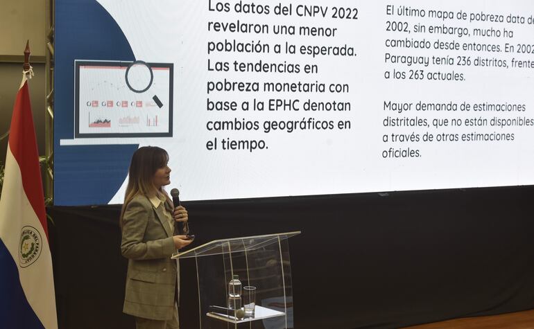 Eliana Rubiano, economista senior del Banco Mundial, durante la presentación del "Mapa de Pobreza Monetaria Distrital".