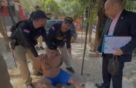 Edgar Ramón Gauto Saucedo, tras ser reducido por los agentes del departamento Antinarcóticos, quienes allanaron su casa con el acompañamiento del fiscal Arnaldo Venialgo.