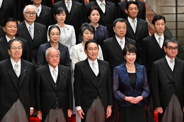 El primer ministro de Japón, Fumio Kishida (centro, en el frente) posa junto a su renovado gabinete. (EFE)