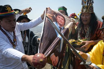Los chamanes peruanos durante un rito ancestral que celebran cada diciembre y en el que anuncian las predicciones para el año que se avecina.