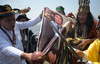 Los chamanes peruanos durante un rito ancestral que celebran cada diciembre y en el que anuncian las predicciones para el año que se avecina.