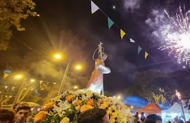 Con fuegos artificiales, se realizo la procesión de la imagen del Santo Patrono, San Juan Bautista.