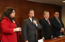 De izquierda a derecha, los ministros María Carolina Llanes (vicepresidenta 2°), Alberto Martínez Simón (presidente), Eugenio Jiménez Rolón (expresidente) y Antonio Fretes (vicepresidente 1°).