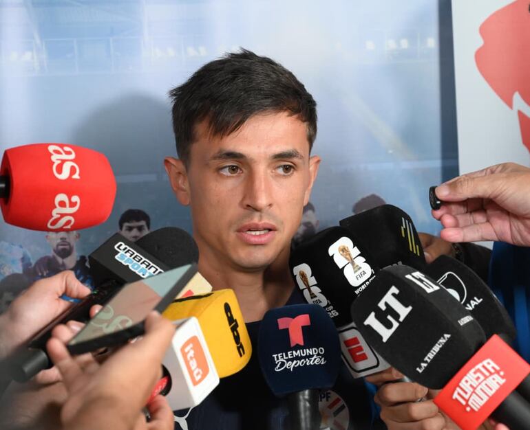 El mediocampista de la selección paraguaya, Andrés Cubas habla con los medios en la previa al duelo ante Turquía, por la segunda ronda del Grupo D del Mundial 2026.