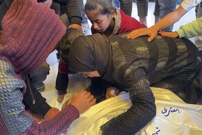 Varias personas lloran en el hospital Al Nasser de Jan Yunis junto a sus familiares muertos en un bombardeo israelí.