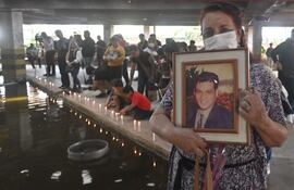Emotivo homenaje a los fallecidos en el trágico incendio del Ycua Bolaños. (Archivo 2022).