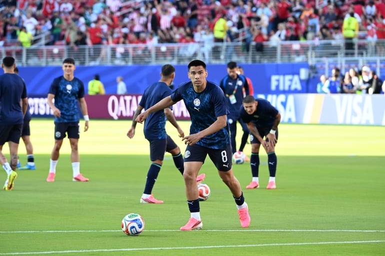 El mediocampista de la selección paraguaya, Diego Gómez en los trabajos precompetitivos de cara al duelo ente Turquía por la segunda ronda del Grupo D del Mundial 2026.