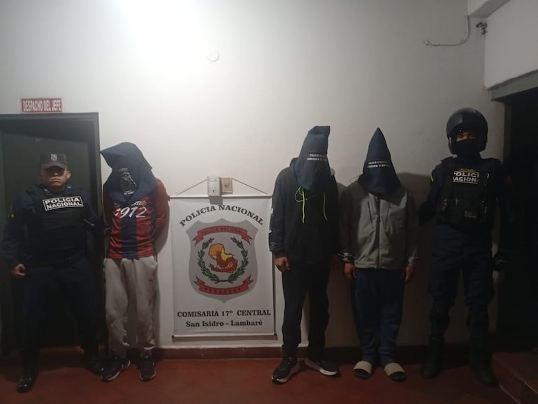 Detienen a tres por hurto de motocicleta.