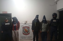 Detienen a tres por hurto de motocicleta.