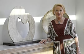 La artista María Teresa López Moreira posa con una de sus obras realizadas en mármol.