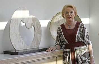 La artista María Teresa López Moreira posa con una de sus obras realizadas en mármol.