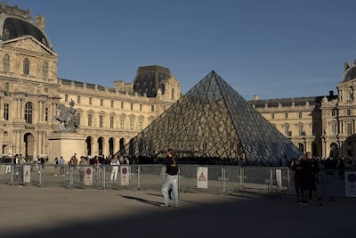 En apenas 7 minutos, el 19 de octubre de 2025, el Louvre vivió uno de sus capítulos más negros desde su apertura como museo en 1793, en plena Revolución, con el robo de ocho joyas de la Corona francesa. Un año después, el museo más visitado del mundo busca salir de esa crisis de imagen, aunque las joyas no han aparecido.