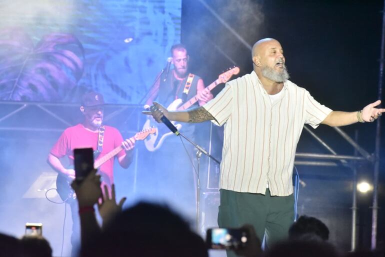 Bahiano invitando al público a acompañarlo a cantar con él. Su voz se mantiene prácticamente intacta a pesar de los años.