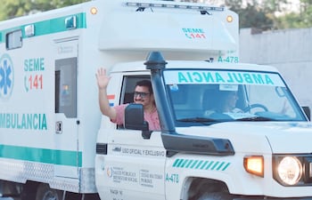 Gustavo Penayo y la gobernadora Norma Zárate con la ambulancia estatal.